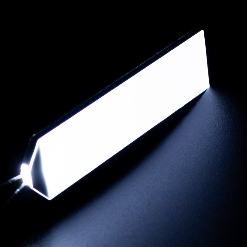 How do material refractive indices influence performance in high brightness side entry lighting optics