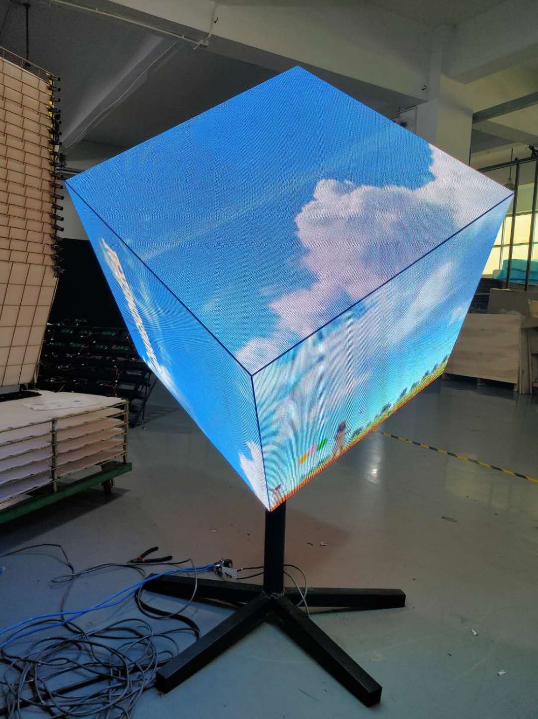 Dynamic Rubik′s Cube Special-Shaped Full-Color LED Display