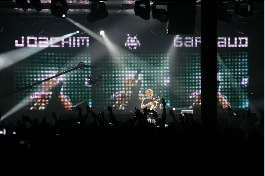 P15.625- 31.25mm Outdoor LED Media Facade Advertising Display