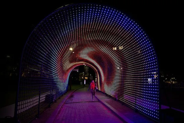 P37.5 (4LEDs) Outdoor High Transparent LED Screen Flexible Mesh Display