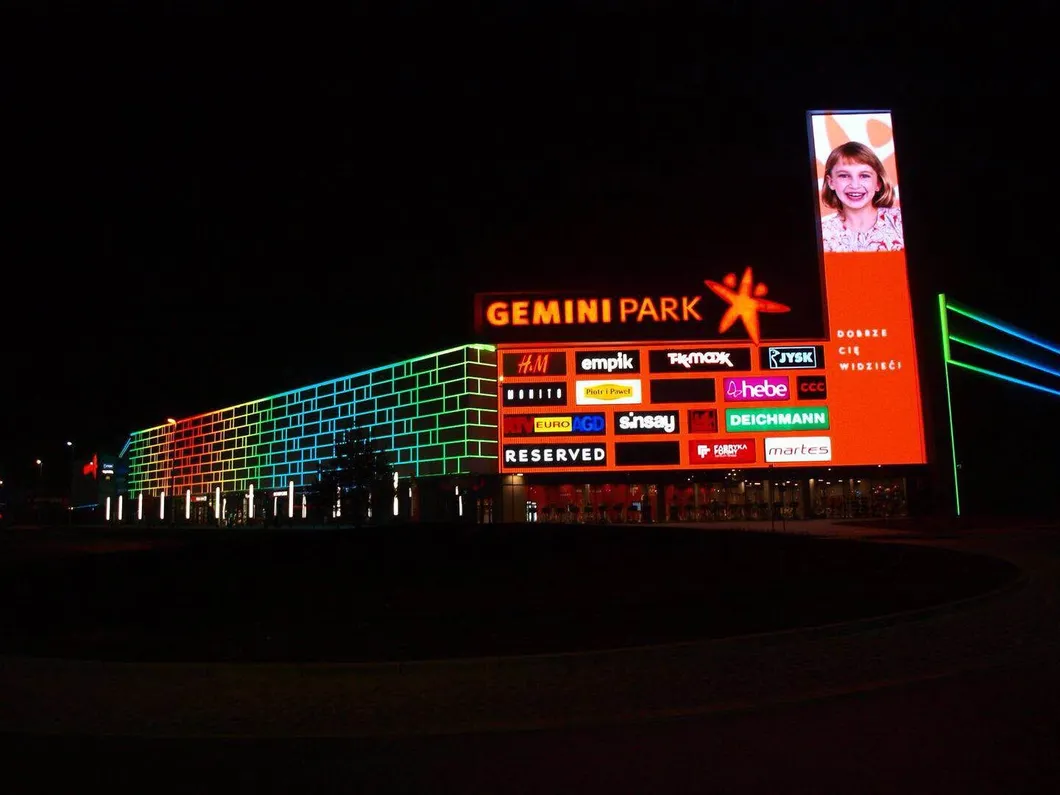 P37.5mm High Brightness Outdoor Flexible LED Curtain Display Screen