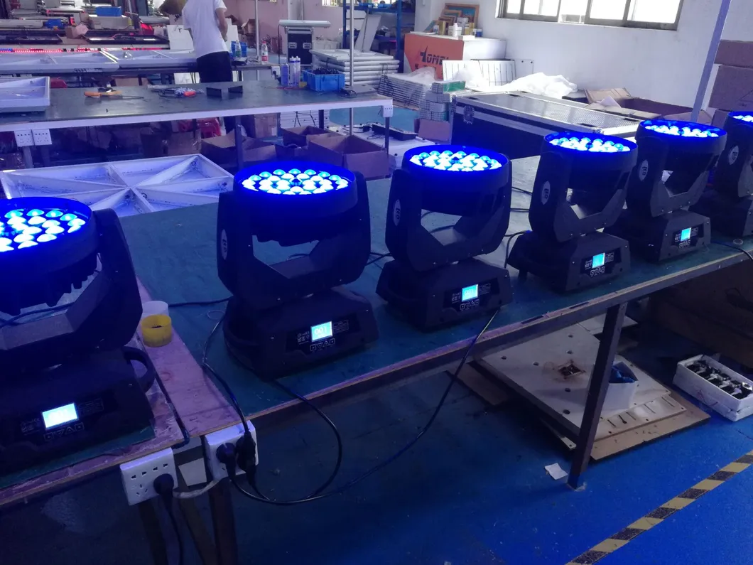 Portable Master-Slave RGBW 4 in 1 Focusing Moving Head for Party Bar Light