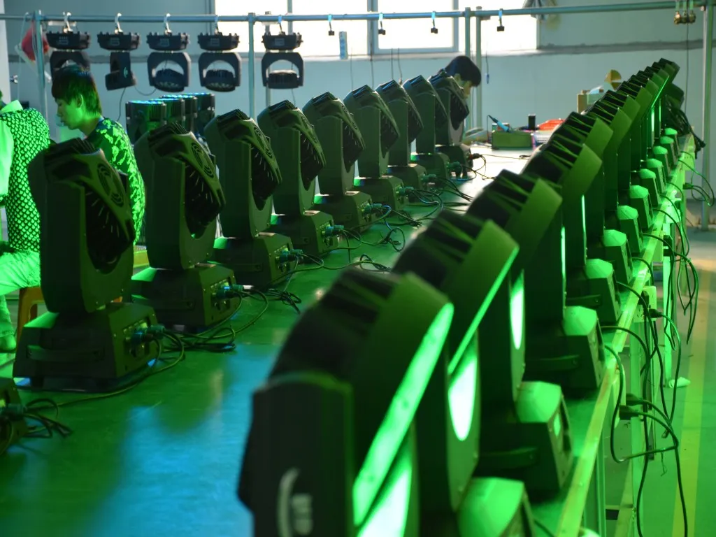 RGBW 4in1 LED Moving Head/LED Stage Light for DJ Disco with Ce RoHS